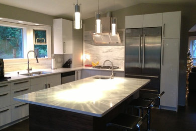 Inspiration for a contemporary kitchen remodel in Calgary