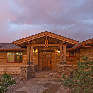 На фото: входная дверь в стиле рустика с полом из сланца с