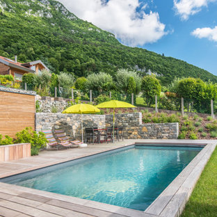 長方形北欧スタイルのおしゃれな裏庭プール (デッキ材舗装) の写真