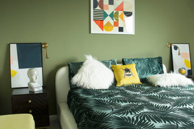 Idee per una camera matrimoniale moderna di medie dimensioni con pareti verdi, moquette e pavimento beige