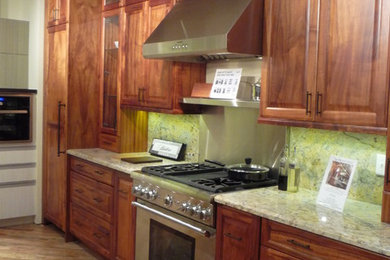 Kitchen - traditional kitchen idea in Hawaii