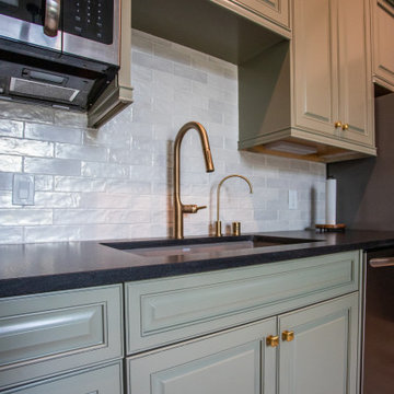 Kitchenette in guest house at Wooded Glen ln