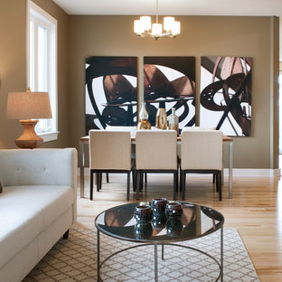 Стильный дизайн: гостиная-столовая в стиле рустика с светлым паркетным полом и бежевыми стенами - последний тренд