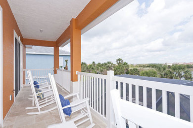 Example of a mid-sized transitional balcony design in Orlando with a roof extension