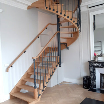 Escalier en bois, balustres déportées, galette et poteau fonte