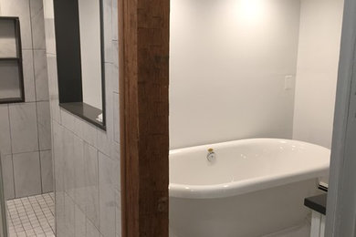 Minimalist bathroom photo in New York