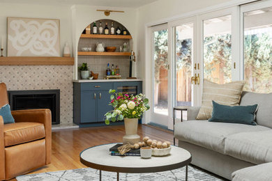 Example of a transitional living room design in San Francisco