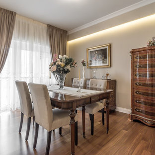 ローマの中サイズのトラディショナルスタイルのLDKの画像 (ベージュの壁、無垢フローリング)