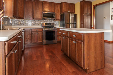 Example of a classic kitchen design in Cleveland