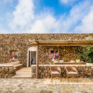 Foto di un patio o portico mediterraneo con una pergola