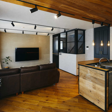 家事動線が完璧なモダンブリックスタイルの二世帯住宅