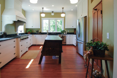 Kitchen - mid-sized farmhouse kitchen idea in Omaha