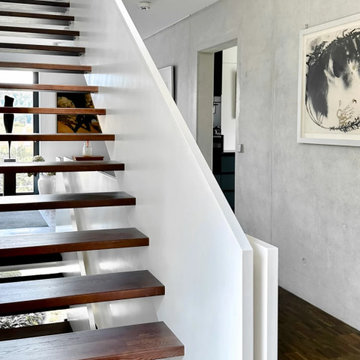 Gerade Treppe mit brüstungshohen Wangen
