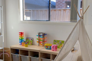 Modelo de dormitorio infantil de 1 a 3 años minimalista con paredes blancas, moqueta y suelo negro