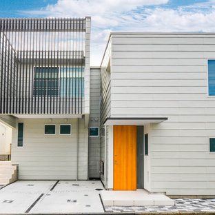 東京都下のコンテンポラリースタイルのおしゃれな家の外観 (グレーの外壁、戸建、金属屋根、ビニールサイディング、陸屋根) の写真