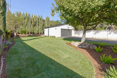 This is an example of a farmhouse landscaping in Los Angeles.