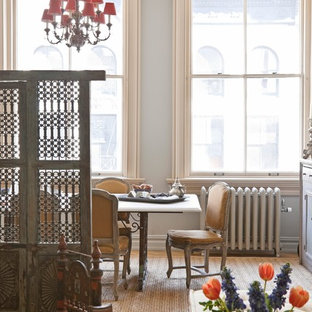 ニューヨークのヴィクトリアン調のおしゃれなダイニング (グレーの壁) の写真
