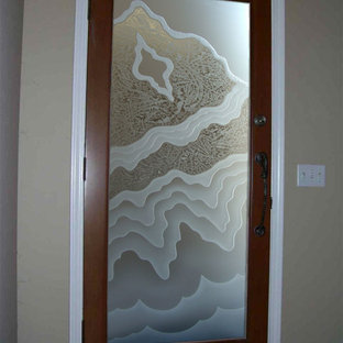 Diseño de puerta principal ecléctica, pequeña, con paredes beige, suelo de travertino, puerta simple y puerta de madera oscura