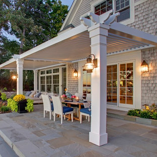 ニューヨークの大きいトラディショナルスタイルのおしゃれな裏庭のテラス (パーゴラ) の写真