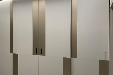 Diseño de hall contemporáneo con paredes grises, suelo vinílico, puerta simple, puerta gris, suelo gris y papel pintado