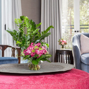 Modelo de salón para visitas mediterráneo con paredes multicolor