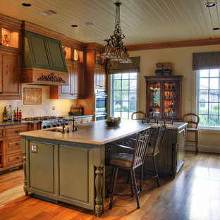 Стильный дизайн: кухня в классическом стиле с врезной раковиной, фасадами с выступающей филенкой, фасадами цвета дерева среднего тона и бежевым фартуком - последний тренд