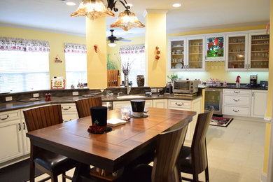 Trendy kitchen photo in Atlanta