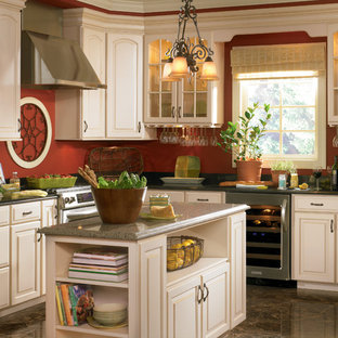 Idéer för att renovera ett mellanstort lantligt kök, med en köksö, luckor med glaspanel, vita skåp, granitbänkskiva, rostfria vitvaror, marmorgolv och rött stänkskydd