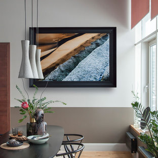 Idées déco pour une salle à manger ouverte sur la cuisine contemporaine de taille moyenne avec un mur gris, un sol en bois brun et un sol jaune.