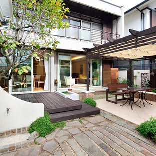 大阪のヴィクトリアン調のおしゃれな裏庭のテラス (デッキ材舗装、パーゴラ) の写真