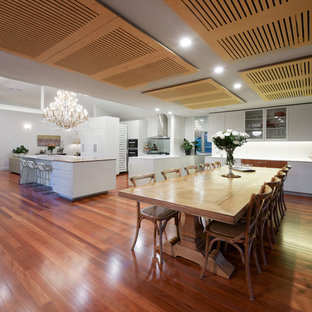 ニューカッスルの広いモダンスタイルのLDKの画像 (白い壁、無垢フローリング、暖炉なし)