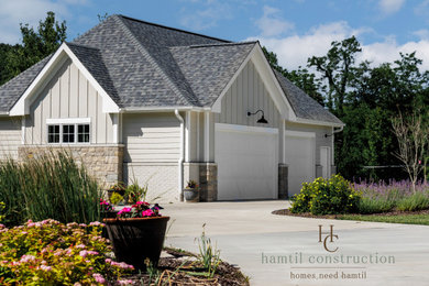 Example of a large detached three-car garage design in St Louis
