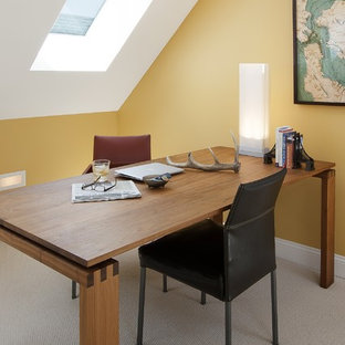 Modelo de despacho tradicional, de tamaño medio, con paredes amarillas, moqueta, escritorio independiente y suelo blanco