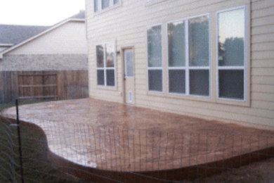 Diseño de patio de tamaño medio sin cubierta en patio trasero con suelo de hormigón estampado