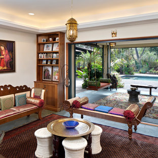 Mittelgroße, Fernseherlose, Abgetrennte Mediterrane Bibliothek mit beiger Wandfarbe, Porzellan-Bodenfliesen, Kaminofen und grünem Boden in San Francisco