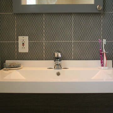 Tiny bathroom remodel in Outremont