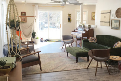 Foto de salón para visitas abierto retro de tamaño medio sin televisor con paredes blancas, suelo laminado y suelo gris