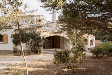 Diseño de fachada de casa beige contemporánea de dos plantas