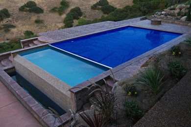 Idée de décoration pour une piscine tradition de taille moyenne.