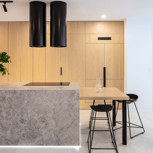 Idée de décoration pour une arrière-cuisine parallèle minimaliste de taille moyenne avec un évier encastré, un placard à porte affleurante, des portes de placard en bois clair, un plan de travail en calcaire, une crédence grise, un électroménager noir, un sol en marbre, un îlot central, un sol blanc et un plan de travail gris.