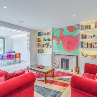 Ispirazione per un piccolo soggiorno minimal aperto con pareti bianche, pavimento in gres porcellanato, camino classico e cornice del camino piastrellata