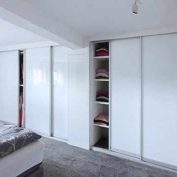 Moderner Kleiderschrank mit Raumplus Schiebetüren