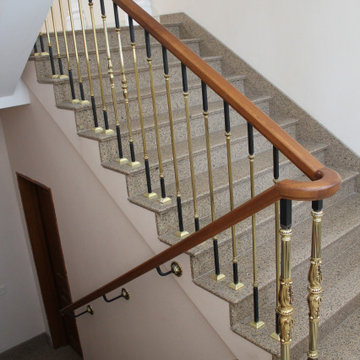 Лестница с позолоченным ограждением