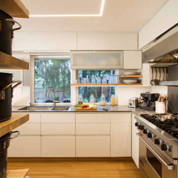 EXPANDING KITCHEN BEYOUND IT'S FOUR WALLS / Architecture - Interior design