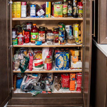 Maple Stained Shaker Kitchen Cabinets with Peninsula Bar