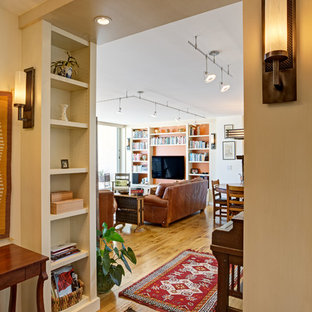 Inspiration för en mellanstor eklektisk foajé, med vita väggar, mellanmörkt trägolv, en enkeldörr och gult golv