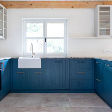 Küche in Blau mit Natursteinplatte