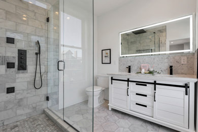 Foto de cuarto de baño doble y de pie pequeño con baldosas y/o azulejos de mármol, suelo de mármol, encimera de cuarzo compacto y ducha con puerta con bisagras