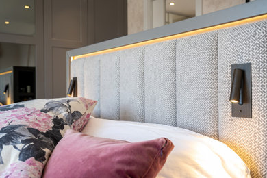 Mittelgroßes Hauptschlafzimmer mit beiger Wandfarbe und Tapetenwänden in London