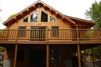 Example of a mountain style home design design in Charlotte